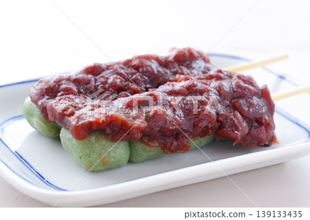 艾草餃子是用艾草麻糬做成的，上面撒上大量的豆沙。 139133435