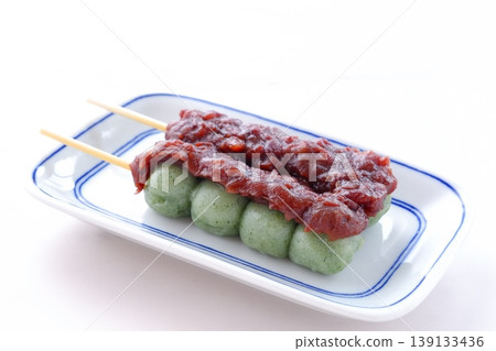 Mugwort dumplings are green dumplings made from mugwort and topped with plenty of smooth bean paste. Mugwort dumplings are green dumplings made from mugwort and topped with plenty of smooth bean paste. 139133436