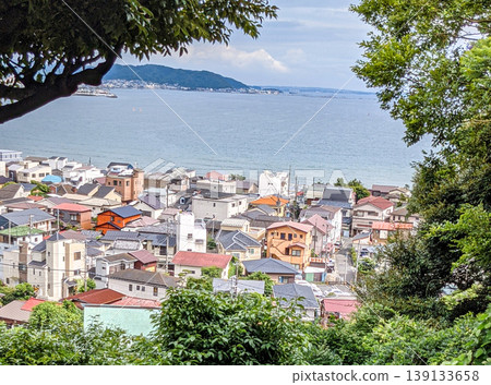 從山頂俯瞰大海和居民區;典型的日本海濱城鎮景觀。 從山頂俯瞰大海和居民區;典型的日本海濱城鎮景觀。 139133658