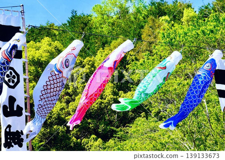 山村天空中,鯉魚飄舞。 山村天空中,鯉魚飄舞。 139133673