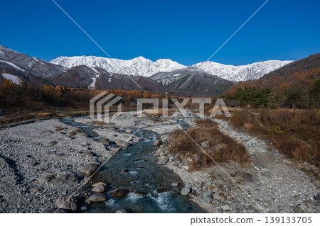 長野縣白馬村,秋天的山脈和白雪皚皚的北阿爾卑斯山 長野縣白馬村,秋天的山脈和白雪皚皚的北阿爾卑斯山 139133705