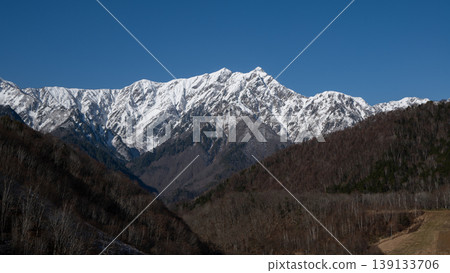 長野縣白馬村,秋天的山脈和白雪皚皚的北阿爾卑斯山 長野縣白馬村,秋天的山脈和白雪皚皚的北阿爾卑斯山 139133706