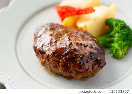 西式餐廳的牛肉漢堡牛排 西式餐廳的牛肉漢堡牛排 139133897