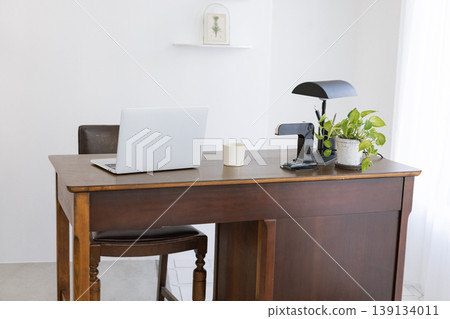 Study room; desk where a laptop is placed. 139134011