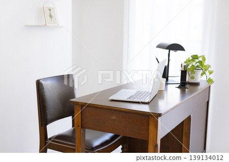 Study room; desk where a laptop is placed. 139134012