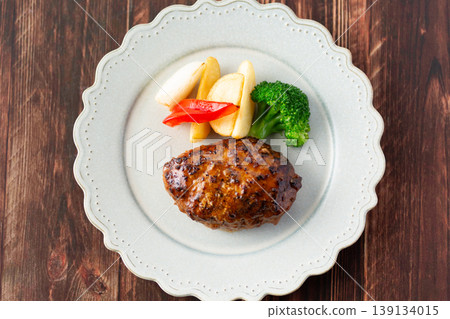 西式餐廳的牛肉漢堡牛排 西式餐廳的牛肉漢堡牛排 139134015