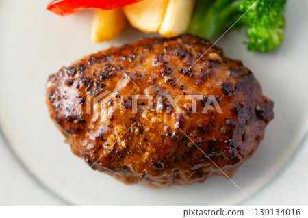 西式餐廳的牛肉漢堡牛排 西式餐廳的牛肉漢堡牛排 139134016