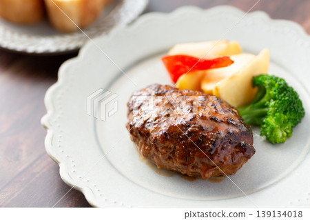 西式餐廳的牛肉漢堡牛排 西式餐廳的牛肉漢堡牛排 139134018
