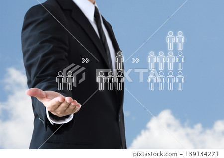 一位商人設想這樣一種情況:人口、顧客和求職者的數量都在增加。 一位商人設想這樣一種情況:人口、顧客和求職者的數量都在增加。 139134271