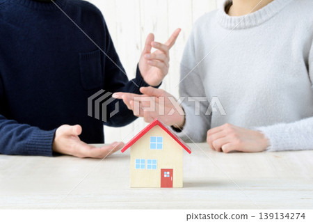 一對夫婦正在爭論買房、抵押貸款還款和維護費用。 一對夫婦正在爭論買房、抵押貸款還款和維護費用。 139134274