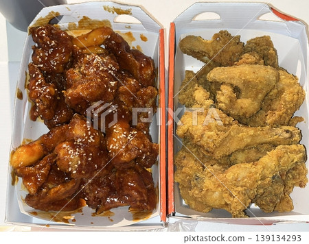 Crispy fried chicken with golden, crunchy skin and juicy, tender meat. A delicious and savory dish, perfect for any meal, served with dipping sauces or side dishes for extra flavor! 139134293