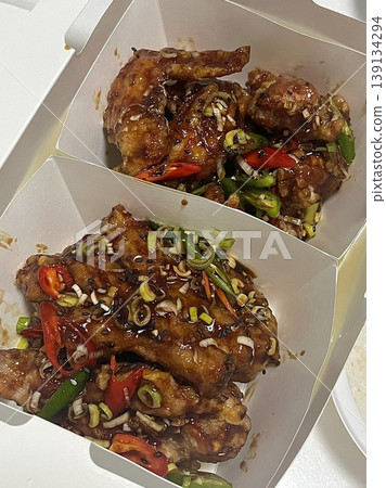 Crispy fried chicken with golden, crunchy skin and juicy, tender meat. A delicious and savory dish, perfect for any meal, served with dipping sauces or side dishes for extra flavor! 139134294
