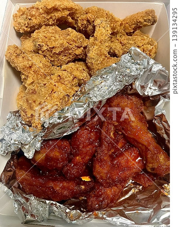 Crispy fried chicken with golden, crunchy skin and juicy, tender meat. A delicious and savory dish, perfect for any meal, served with dipping sauces or side dishes for extra flavor! 139134295