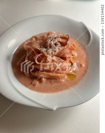 Creamy spaghetti carbonara made with rich egg yolk sauce, crispy bacon, parmesan cheese, and freshly ground black pepper for a classic, indulgent Italian pasta dish. 139134402