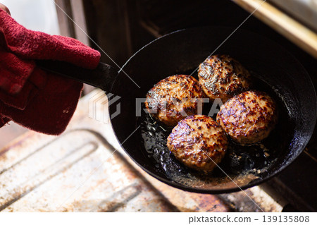 將漢堡肉餅放入廚具烤箱烘烤。 139135808