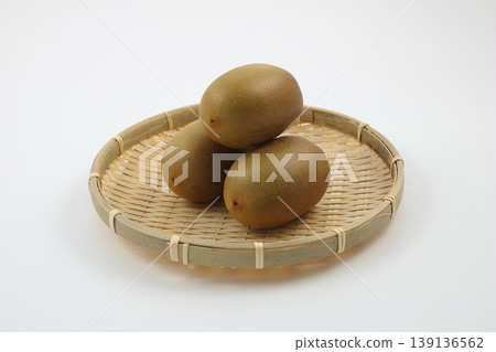 沐浴在自然光下的獼猴桃,看起來格外新鮮。 沐浴在自然光下的獼猴桃,看起來格外新鮮。 139136562