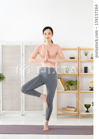 Women who do yoga Women who do yoga 139137264