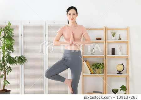 做瑜伽的女人 139137265