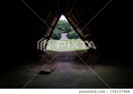 從坑式房屋內部看到的外部景象；繩文時代遺址重建的房屋。 139137466
