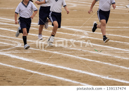 I took photos of the elementary school students running their hearts out in the sports day races and wearing red caps. I took photos of the elementary school students running their hearts out in the sports day races and wearing red caps. 139137474