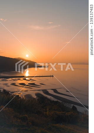 The sea at Mikoshiku Beach is bathed in the colors of the sunset. 139137483