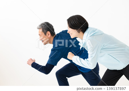男人和女人鍛煉 男人和女人鍛煉 139137897