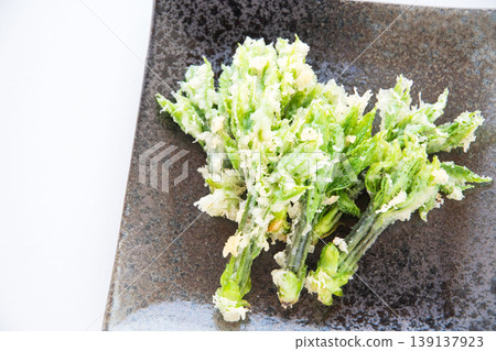 Tempura made with wild koshiabura (a type of wild vegetable) Tempura made with wild koshiabura (a type of wild vegetable) 139137923
