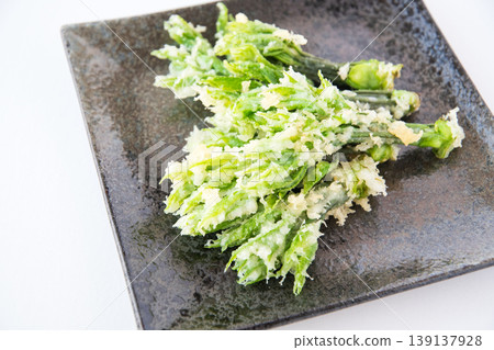Tempura made with wild koshiabura (a type of wild vegetable) Tempura made with wild koshiabura (a type of wild vegetable) 139137928