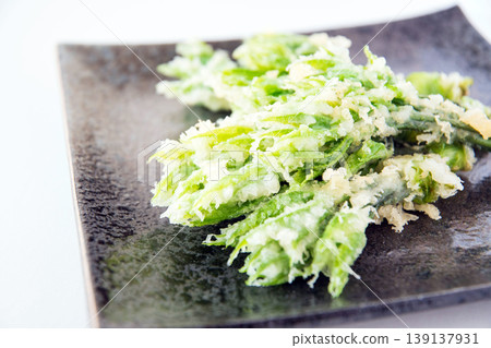 Tempura made with wild koshiabura (a type of wild vegetable) Tempura made with wild koshiabura (a type of wild vegetable) 139137931