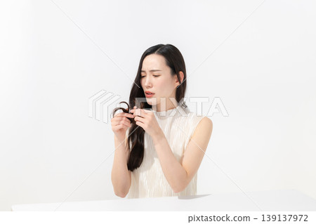 擔心頭髮護理的女性 擔心頭髮護理的女性 139137972