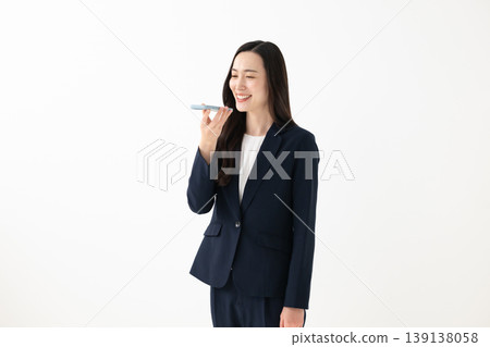 Business woman with a smartphone 139138058