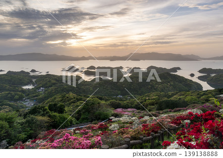 杜鵑花盛開,夕陽西下,映照著大海。 杜鵑花盛開,夕陽西下,映照著大海。 139138888