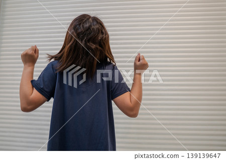 女人做早晨伸展運動 女人做早晨伸展運動 139139647