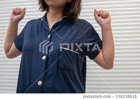 一位女士早上穿著睡衣伸懶腰。 一位女士早上穿著睡衣伸懶腰。 139139818