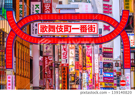 東京的城市景觀持續吸引入境旅遊…（歌舞伎町劇院街、一番街，到處都是外國遊客）= 第26位 139140820