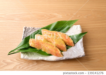 三文魚在西京醃製 三文魚在西京醃製 139141276