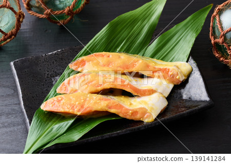 三文魚在西京醃製 139141284