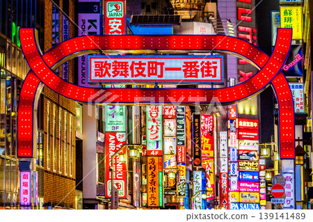 Tokyo's urban landscape continues to see inbound tourism… (Kabukicho Theater Street, Ichiban-gai, bustling with foreign tourists, etc.) = 26th 139141489