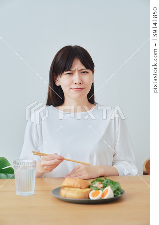 一位女士在早餐時感到不適;食慾不振的畫面。 一位女士在早餐時感到不適;食慾不振的畫面。 139141850