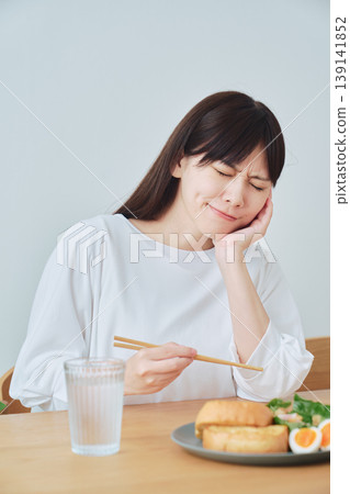 一位女士在早餐時感到不適；食慾不振的畫面。 139141852