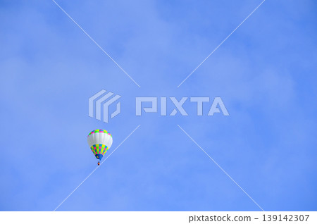Hot air balloons flying in the sky [Ikeda Town, Kitaazumi District] 139142307