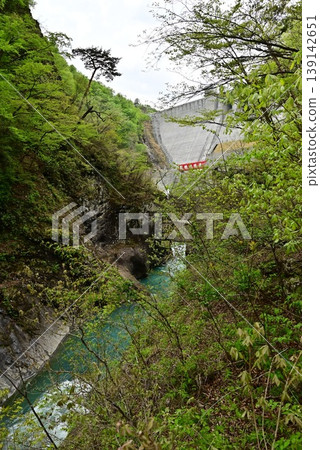 Looking down from the top of the valley 139142651