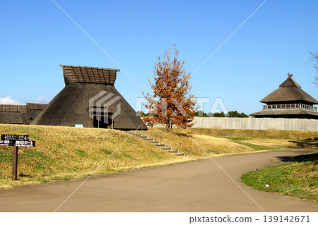 Yoshinogari Historical Park, a tourist spot in Saga Prefecture, is a facility where you can experience and learn about the atmosphere of the Yayoi period. Yoshinogari Historical Park, a tourist spot in Saga Prefecture, is a facility where you can experience and learn about the atmosphere of the Yayoi period. 139142671