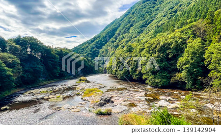 吹割峽的壯麗景色和片科川的清澈河水 吹割峽的壯麗景色和片科川的清澈河水 139142904