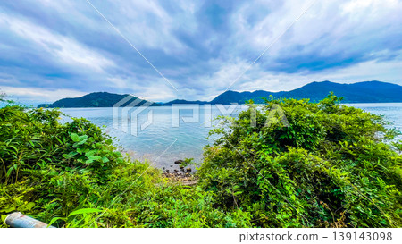 琵琶湖平靜的湖面和對岸綿延的山脈。 琵琶湖平靜的湖面和對岸綿延的山脈。 139143098