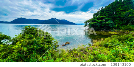 The tranquil surface of Lake Biwa and the mountain range stretching out on the opposite shore. The tranquil surface of Lake Biwa and the mountain range stretching out on the opposite shore. 139143100