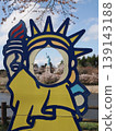 In a park where cherry blossoms are in full bloom, there is even a Statue of Liberty within the frame for commemorative photos. 139143188