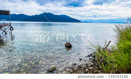 琵琶湖清澈見底的湖面和對岸的山脈:滋賀縣近江八幡市沖島湖畔風光。 琵琶湖清澈見底的湖面和對岸的山脈:滋賀縣近江八幡市沖島湖畔風光。 139143190
