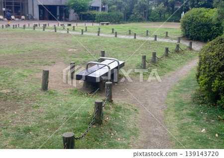 公園裡的長凳 139143720