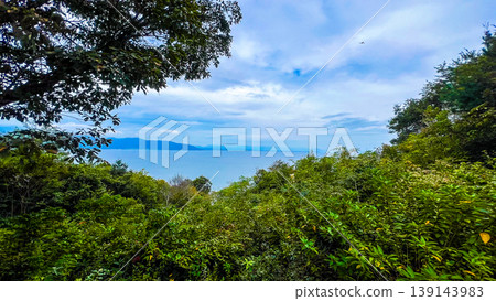 A panoramic view of the vast sky and Lake Biwa from the summit of Okishima Island: Omihachiman City, Shiga Prefecture A panoramic view of the vast sky and Lake Biwa from the summit of Okishima Island: Omihachiman City, Shiga Prefecture 139143983